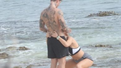 Photo of GLUMICU DEČKO DRŽI ZA GLAVU,A ONU MU PRUŽA UŽITAK NASRED PLAŽE! Skroz zaboravili na paparace, DOVELA GA DO VRHUNCA