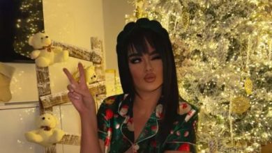 Photo of Žena od sultana polugola pored nakićenog bora: Pljušte komentari (FOTO)